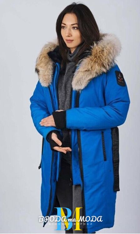 Яскравий акцент на кобальтовій куртці